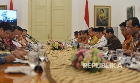 Presiden Joko Widodo (keempat kanan) memimpin rapat terbatas percepatan pelaksanaan berusaha di Istana Bogor, Jawa Barat, Rabu (18/4).