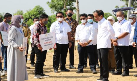 Presiden Joko Widodo (keempat kanan), Menteri Pertanian Syahrul Yasin Limpo (keenam kanan), Menteri PUPR Basuki Hadimuljono (paling kanan), Gubernur Jawa Timur Khofifah Indar Parawansa (ketiga kanan), Direktur Utama BNI Royke Tumilaar (kedua kanan), Direktur Hubungan Kelembagaan BNI Sis Apik Wijayanto (tengah), Direktur Jenderal Perkebunan Andi Nur Alam Syah (kelima kanan), dan Direktur Utama PT Corin Mulia Gemilang Jemmy Eka Putra (ketujuh kanan) dalam acara  Peluncuran Program Taksi Alsintan oleh BNI dan Kementerian Pertanian di Gresik, Jawa Timur, Senin (22/8/2022).