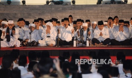 Presiden Joko Widodo (keempat kanan), Wapres Jusuf Kalla (kedua kanan), Pimpinan Pondok Pesantren Al-Anwar KH Maimun Zubair, Ketua Umum MUI Maruf Amin, Tokoh Ulama Banten Abuya Muhtadi, dan Menteri Agama Lukman Hakim Saifuddin (dari kedua kiri) mengikuti Dzikir Kebangsaan di Halaman Istana Merdeka, Jakarta, Selasa (1/8) malam.