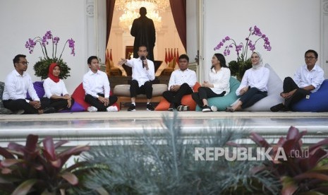 Presiden Joko Widodo (keempat kiri) bersama staf khusus yang baru dari kalangan milenial (kiri ke kanan) CEO Amartha, Andi Taufan Garuda Putra, Perumus Gerakan Sabang Merauke Ayu Kartika Dewi, Pendiri Ruang Guru Adamas Belva Syah Devara, Peraih beasiswa kuliah di Oxford Billy Gracia Yosaphat Mambrasar, CEO dan Founder Creativepreneur Putri Indahsari Tanjung, Pendiri Thisable Enterprise Angkie Yudistia dan Mantan Ketua Pergerakan Mahasiswa Islam Indonesia/PMII Aminuddin Ma