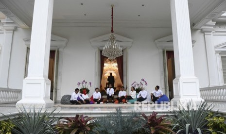 Presiden Joko Widodo (keempat kiri) bersama staf khusus yang baru dari kalangan milenial (kiri ke kanan) CEO Amartha, Andi Taufan Garuda Putra, Perumus Gerakan Sabang Merauke Ayu Kartika Dewi, Pendiri Ruang Guru Adamas Belva Syah Devara, Peraih beasiswa kuliah di Oxford Billy Gracia Yosaphat Mambrasar, CEO dan Founder Creativepreneur Putri Indahsari Tanjung, Pendiri Thisable Enterprise Angkie Yudistia dan Mantan Ketua Pergerakan Mahasiswa Islam Indonesia/PMII Aminuddin Ma