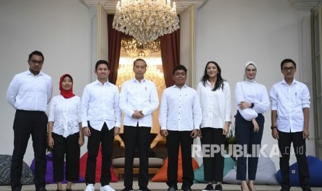 Presiden Joko Widodo (keempat kiri) bersama staf khusus yang baru dari kalangan milenial (kiri ke kanan) CEO Amartha Andi Taufan Garuda Putra, Perumus Gerakan Sabang Merauke Ayu Kartika Dewi, Pendiri Ruang Guru Adamas Belva Syah Devara, Peraih beasiswa kuliah di Oxford Billy Gracia Yosaphat Mambrasar, CEO dan Founder Creativepreneur Putri Indahsari Tanjung, Pendiri Thisable Enterprise Angkie Yudistia dan Mantan Ketua Pergerakan Mahasiswa Islam Indonesia/PMII Aminuddin Ma