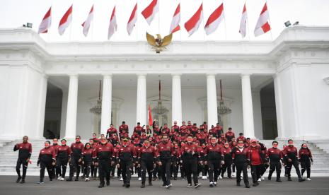 Presiden RI Joko Widodo (keempat kiri depan) bersama Ketua Komite Olimpiade Indonesia (KOI) Raja Sapta Oktohari (keempat kanan depan), Menpora Zainudin Amali (ketiga kiri depan), Chef de Mission (CdM) kontingen Indonesia untuk SEA Games 2021, Ferry Kono (ketiga kanan depan) usai berfoto bersama para atlet saat pelepasan kontingen Indonesia untuk SEA Games 2021 di halaman Istana Merdeka, Jakarta, Senin (9/5/2022). Sebanyak 499 atlet dari 32 cabang olahraga diberangkatkan untuk bertanding pada SEA Games 2021 di Vietnam.