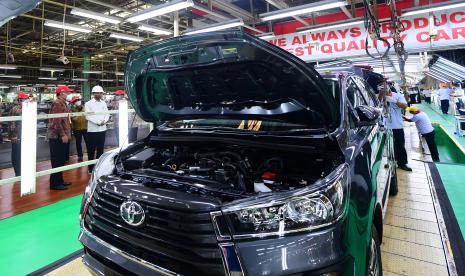 Presiden Joko Widodo (keempat kiri) didampingi Presiden Direktur PT Toyota Motor Manufacturing Indonesia (TMMIN) Warih Andang Tjahjono (kedua kiri) mengamati perakitan mobil Toyota Fortuner saat melepas ekspor perdana Toyota Fortuner ke Australia di Pabrik Karawang Plant 1 TMMIN, Karawang Barat, Jawa Barat. Purchasing Managers’ Index (PMI) Manufaktur Indonesia pada Maret berada di posisi 51,3 atau naik dibandingkan bulan sebelumnya yang di level 51,2. Peringkat PMI di atas 50 menandakan, sektor industri dalam fase ekspansi. 