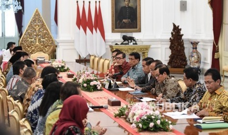 Presiden Joko Widodo (keempat kiri) didampingi sejumlah menteri, beraudiensi bersama pimpinan DPR dan fraksi di Istana Merdeka, Jakarta, Senin (23/9/2019).