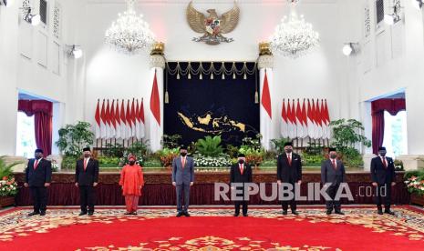 Presiden Joko Widodo (keempat kiri) didampingi Wakil Presiden Ma'ruf Amin (keempat kanan) berfoto dengan (kiri ke kanan) Menteri Agama Yaqut Cholil Qoumas, Menteri Kesehatan Budi Gunadi Sadikin, Menteri Sosial Tri Rismaharini, Menteri Perdagangan M Lutfi, Menteri Kelautan dan Perikanan Sakti Wahyu Trenggono dan Menteri Pariwisata dan Ekonomi Kreatif Sandiaga Salahudin Uno seusai upacara pelantikan menteri Kabinet Indonesia Maju di Istana Negara Jakarta, Rabu (23/12/2020). Selain melantik enam menteri baru untuk menggantikan posisi menteri lama (reshuffle), presiden juga melantik lima wakil menteri. 