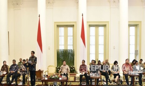 Presiden Joko Widodo (keempat kiri) memimpin Sidang Kabinet Paripurna di Istana Bogor, Jawa Barat. ilustrasi