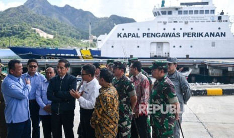 Presiden Joko Widodo (keempat kiri) menyimak penjelasan dari Menteri Kelautan dan Perikanan Edhy Prabowo (kiri) dan Menteri ESDM Arifin Tasrif (kelima kiri) saat melakukan kunjungan kerja di Sentra Kelautan Perikanan Terpadu (SKPT), Selat Lampa, Natuna, Kepulauan Riau, Rabu (8/1/2020). 