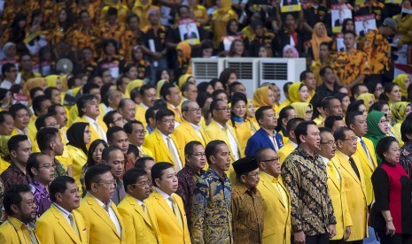 Presiden Joko Widodo (keenam kiri), Presiden ke-3 RI B.J. Habibie (ketujuh kiri), Presiden ke-5 RI Megawati Soekarnoputri (kanan), dan Ketua Umum Partai Golkar Setya Novanto (kelima kiri) menghadiri Penutupan Rapimnas I Partai Golkar 2016 di Istora Senayan