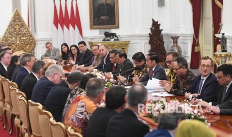 Presiden Joko Widodo (kelima kanan) berbincang dengan delegasi EU-ASEAN Business Council di Istana Merdeka, Jakarta, Kamis (28/11/2019). 