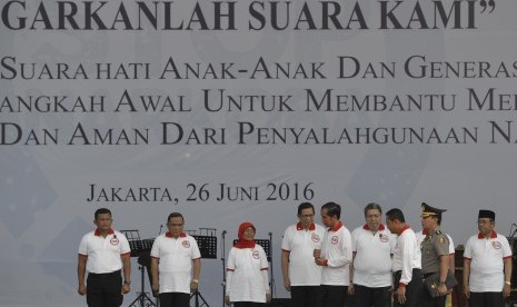 Presiden Joko Widodo (kelima kanan) bersama Kepala BNN Komjen Budi Waseso (ketiga kanan) usai menyematkan penghargaan kepada para penggiat anti narkoba dalam peringatan Hari Anti Narkoba Internasional (HANI) di Jalan Cengkeh, Jakarta, Minggu (26/6). 