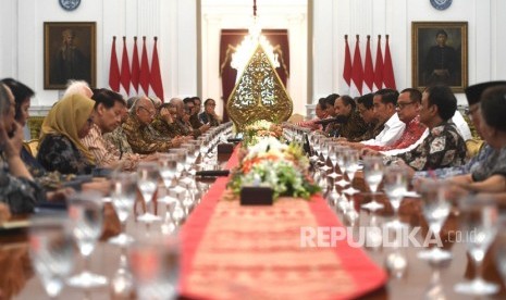 Presiden Joko Widodo (kelima kanan) memberikan sambutan saat menerima kunjungan sejumlah tokoh dan budayawan di Istana Merdeka, Jakarta, Kamis (26/9/2019). 