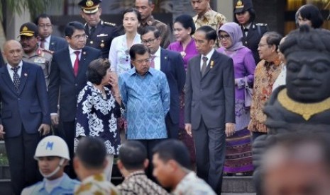 Presiden Joko Widodo (kelima kiri) berdiskusi dengan Wapres Jusuf Kalla (keempat kiri) beserta sejumlah Menteri Kabinet Kerja sebelum bertolak ke Amerika Serikat di Bandara Halim Perdanakusuma, Jakarta, Sabtu (24/10).