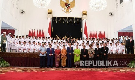 Presiden Joko Widodo (kelima kiri) dan Ibu Negara Iriana Joko Widodo (keempat kiri) didampingi menteri kabinet kerja, Kapolri Jenderal Pol Tito Karnavian (ketiga kanan) dan Panglima TNI Marsekal TNI Hadi Tjahjanto (kiri) berfoto bersama dengan anggota Pasukan Pengibar Bendera Pusaka (Paskibraka) usai upacara pengukuhan di Istana Negara, Jakarta, Kamis (15/8/2019). (ilustrasi)