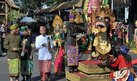 Presiden Joko Widodo (kelima kiri) didampingi Gubernur Bali Made Mangku Pastika (ketiga kiri), Menteri Pariwisata Arief Yahya (kedua kiri) dan Menteri Pendidikan dan Kebudayaan Anies Baswedan, memukul kentongan saat membuka Pesta Kesenian Bali ke-38.