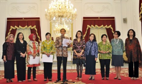 Presiden Joko Widodo (kelima kiri) didampingi Panitia seleksi calon pimpinan KPK yang diketuai Destry Damayanti (keempat kiri) dengan Juru Bicara Betti S Alisjabana (keempat kanan) mengumumkan delapan nama hasil seleksi di Istana Merdeka, Jakarta, Selasa (