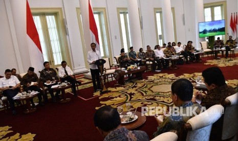 Presiden Joko Widodo (kelima kiri) menyampaikan pengarahan dalam Sidang Kabinet Paripurna di Istana Bogor, Jawa Barat. Waktu 100 hari kerja dinilai tidak bisa jadi langkah mengidentifikasi kinerja menteri