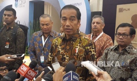 Presiden Joko Widodo ketengan pers terkait bencana Gunung Agung, Bali, Rabu (29/11). 