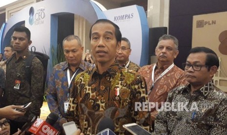 Presiden Joko Widodo ketengan pers terkait bencana Gunung Agung, Bali, Rabu (29/11). 