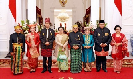 Presiden Joko Widodo (ketiga dari kiri) dan Wapres Jusuf Kalla (keempat dari kanan) berfoto bersama para mantan Presiden RI di Istana Merdeka, Jakarta, Kamis (17/8).