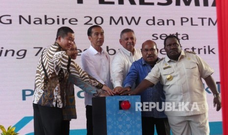 Presiden Joko Widodo (ketiga dari kiri) meresmikan 74 desa baru berlistrik untuk Papua dan Papua Barat, Rabu (20/12). Peresmian bertempat di Kabupaten Nabire, Provinsi Papua.   