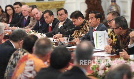 Presiden Joko Widodo (ketiga kanan) berbincang dengan delegasi EU-ASEAN Business Council di Istana Merdeka, Jakarta, Kamis (28/11/2019).