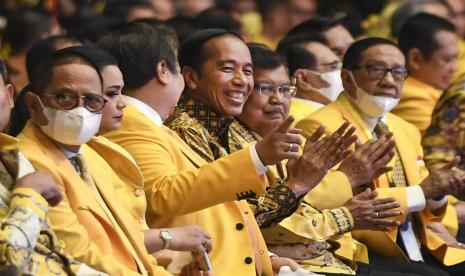 Presiden Joko Widodo (ketiga kanan) berbincang dengan Ketua Umum Partai Golkar Airlangga Hartarto (ketiga kiri) dan Wakil Presiden ke-10 dan ke-12 Jusuf Kalla (kedua kanan) saat menghadiri acara puncak HUT ke-58 Partai Golkar di JIExpo Kemayoran, Jakarta, Jumat (21/10/2022). Perayaan HUT ke-58 Partai Golkar tahun 2022 ini mengusung tema Golkar Menang Rakyat Sejahtera.