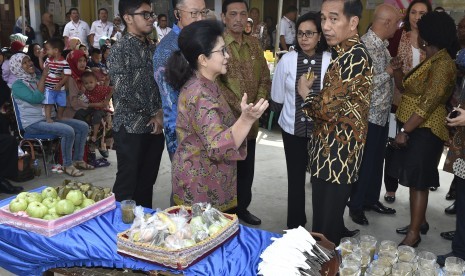 Presiden Joko Widodo (ketiga kanan) berbincang dengan Presiden Bank Dunia Jim Yong Kim, Menko Kemaritiman Luhut Panjaitan, Menteri Kesehatan Nila Moeloek, dan Menteri Keuangan Sri Mulyani saat mengunjungi Posyandu Kenanga II di Desa Tangkil, Caringin, Kabupaten Bogor, Jawa Barat, Rabu (4/7).