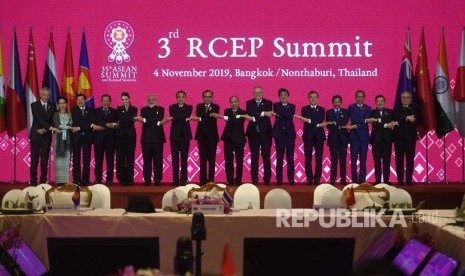 Presiden Joko Widodo (ketiga kanan) berfoto bersama dengan sejumlah kepala negara dan kepala pemerintahan negara-negara peserta KTT ke-3 Regional Comprehensive Economic Partnership (RCEP) di Bangkok, Thailand, Senin (4/11/2019). 