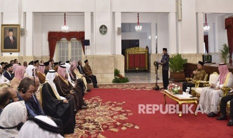 Presiden Joko Widodo (ketiga kanan) berpidato pada Silaturahmi dengan peserta Musabaqoh Hafalan Al-Quran dan Hadits Pangeran Sultan bin Abdul Aziz Alu Suud Tingkat Asean dan Pasifik ke 10 tahun 2018 di Istana Negara, Jakarta, Kamis (22/3). 