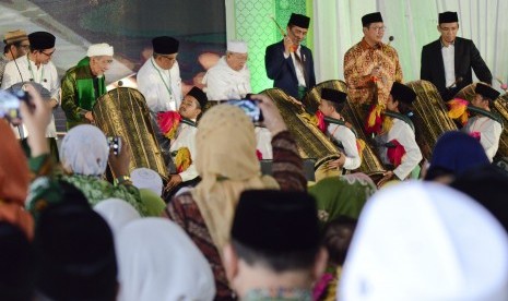 Presiden Joko Widodo (ketiga kanan) bersama Gubernur NTB TGB Zainul Majdi (kanan), Menteri Agama Lukman Hakim Saifuddin (kedua kanan), Ketua PBNU KH Said Agil Siroj (ketiga kiri) dan Ketua MUI KH Ma'ruf Amin (tengah) memukul Gendang Beleq secara bersama-sama saat membuka Munas Alim Ulama dan Konbes Nahdlatul Ulama di Islamic Center NTB di Mataram, Kamis (23/11). 