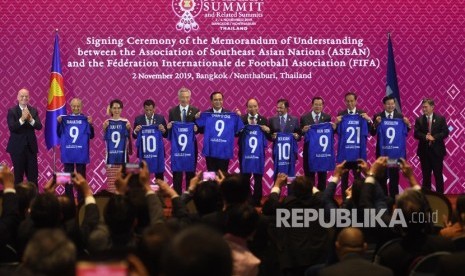 Presiden Joko Widodo (ketiga kanan) bersama kepala negara dan kepala pemerintahan negara-negara ASEAN menunjukkan kaos sepak bola (jersey) bertuliskan namanya masing-masing disaksikan Presiden FIFA Gianni Infantino (kiri) dan Sekjen ASEAN Dato Lim Jock Hoi (kanan) usai menyaksikan penandatanganan Nota Kesepahaman antara FIFA dan ASEAN di Bangkok, Thailand, Sabtu (2/11/2019).