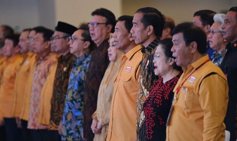 Presiden Joko Widodo (ketiga kanan) bersama Ketua Umum PDI Perjuangan Megawati Sukarnoputri (kedua kanan) dan Ketua Umum Partai Hanura Wiranto (keempat kanan) tiba di lokasi acara Munaslub 2016 Partai Hanura di Jakarta, Rabu (21/12). 