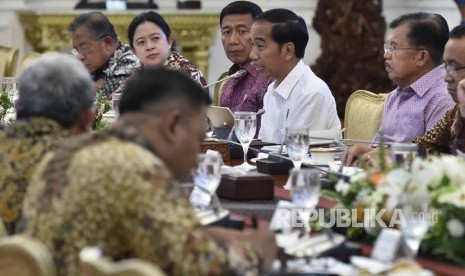 Presiden Joko Widodo (ketiga kanan) bersama Wakil Presiden Jusuf Kalla (kedua kanan) memimpin rapat terbatas tentang rencana pembangunan Universitas Islam Internasional Indonesia di Istana Merdeka, Jakarta, Kamis (18/1). 