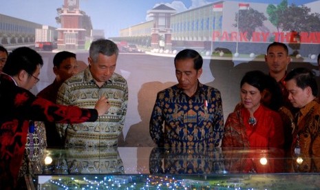 Presiden Joko Widodo (ketiga kanan) dan Perdana Menteri Singapura Lee Hsien Loong (kedua kiri) meninjau maket Kawasan Industri Kendal (KIK) jelang peresmian di Kaliwungu, Kabupaten Kendal, Jawa Tengah, Senin (14/11). 