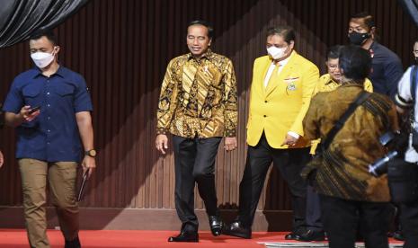 Presiden Joko Widodo (ketiga kanan) didampingi Ketua Umum Partai Golkar Airlangga Hartarto (kedua kanan) dan Wakil Presiden ke-10 dan ke-12 Jusuf Kalla (kanan) menghadiri acara puncak HUT ke-58 Partai Golkar di JIExpo Kemayoran, Jakarta, Jumat (21/10/2022). Perayaan HUT ke-58 Partai Golkar tahun 2022 ini mengusung tema Golkar Menang Rakyat Sejahtera.