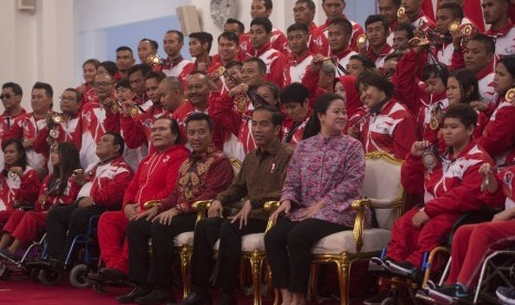 Presiden Joko Widodo (ketiga kanan) didampingi Menko PMK Puan Maharani (kedua kanan) dan Menpora Imam Nahrawi (keempat kanan) bersiap berfoto bersama para atlet dan pelatih yang berlaga dalam ajang ASEAN Paragames 2017 di Istana Negara, Jakarta, Senin (2/10).