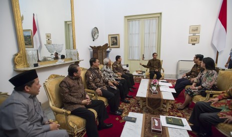 Presiden Joko Widodo (ketiga kanan) didampingi Menko Polhukam Luhut Pandjaitan (kedua kanan) dan Menko Pembangunan Manusia dan Kebudayaan Puan Maharani (kanan) menggelar rapat konsultasi dengan Ketua DPR Setya Novanto (kelima kiri) dan empat Wakil Ketua DP