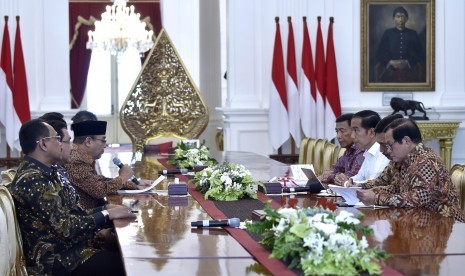 Presiden Joko Widodo (ketiga kanan) didampingi Menkopolhukam Wiranto (keempat kanan), Menko bidang Kemaritiman Luhut Panjaitan (kedua kanan), dan Seskab Pramono Anung (kanan) menerima laporan Ikhtisar Hasil Pemeriksaan Semester (IHPS) II Tahun 2016 dari pimpinan Badan Pemeriksa Keuangan di Istana Merdeka, Jakarta, Senin (17/4). 