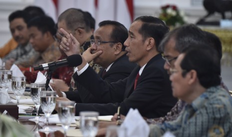 Presiden Joko Widodo (ketiga kanan) didampingi Mensesneg Pratikno (keempat kanan) menyampaikan arahan saat pertemuan dengan pemimpin redaksi media nasional di Istana Merdeka, Jakarta, Rabu (17/5). 