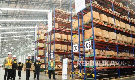 Presiden Joko Widodo (ketiga kanan) didampingi Menteri Keuangan Bambang Brodjonegoro (kedua kanan) serta Menkoinfo Rudiantara (kedua kiri) menunjau ke salah satu gudang usai meresmikan secara simbolik 11 Pusat Logistik Berikat (PLB) di Indonesia di Kawasan