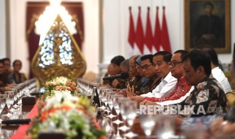 Presiden Joko Widodo (ketiga kanan) memberikan sambutan saat menerima kunjungan sejumlah tokoh dan budayawan di Istana Merdeka, Jakarta, Kamis (26/9/2019).