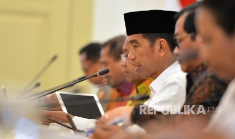 Presiden Joko Widodo (ketiga kanan) memimpin rapat kerja persiapan Asian Games XVIII di Istana Bogor, Jawa Barat, Rabu (18/4). 