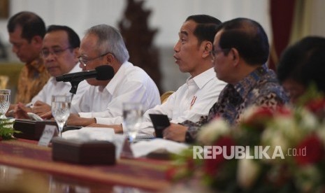 Presiden Joko Widodo (ketiga kanan) memimpin rapat pencegahan dan penanganan dampak banjir di Istana Merdeka, Jakarta, Rabu (8/1/2020).