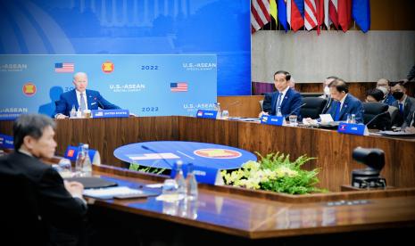 Presiden Joko Widodo (ketiga kanan) menghadiri KTT Khusus ASEAN-AS di Washington DC, Amerika Serikat, Jumat (13/5/2022). Dalam kesempatan tersebut, Presiden menyerukan untuk dihentikannya perang di Ukraina karena telah menciptakan tragedi kemanusiaan dan memperburuk perekonomian dunia. 