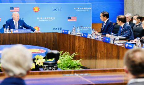 Presiden Joko Widodo (ketiga kanan) menghadiri KTT Khusus ASEAN-AS di Washington DC, Amerika Serikat, Jumat (13/5/2022). Dalam kesempatan tersebut, Presiden menyerukan untuk dihentikannya perang di Ukraina karena telah menciptakan tragedi kemanusiaan dan memperburuk perekonomian dunia.