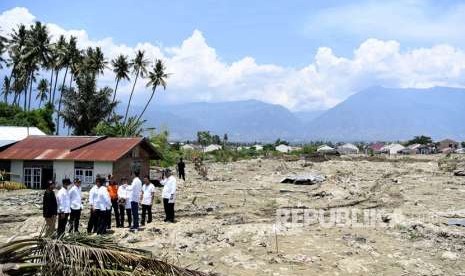 President Joko Widodo (third right) visits quake-hit area in Petobo, Palu, Central Sulawesi, Wednesday (Oct 3). 