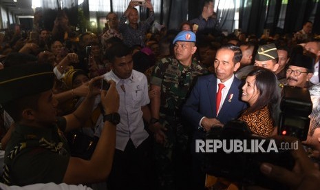 Presiden Joko WIdodo (ketiga kanan) menyapa para pelaku UMKM seuasai peluncuran aturan penurunan tarif Pajak Penghasilan Final 0,5 persen bagi UMKM di Surabaya, Jawa Timur, Jumat (22/6).