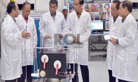 Presiden Joko Widodo (ketiga kanan) secara simbolis meluncurkan Satelit LAPAN-A2, di Pusat Teknologi LAPAN Rancabungur, Kabupaten Bogor, Jabar, Kamis (3/9).ANTARA FOTO/Leily-Setpres