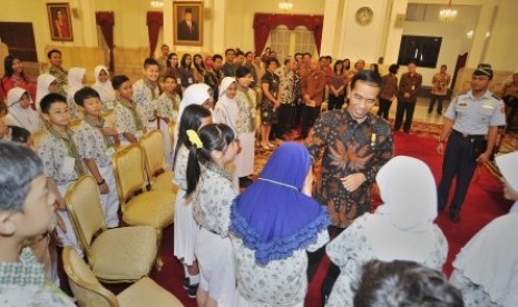 Presiden Joko Widodo (ketiga kanani) berdialog dengan finalis Kalbe Junior Scientist Award 2015 di Istana Negara, Jakarta, Rabu (9/9).